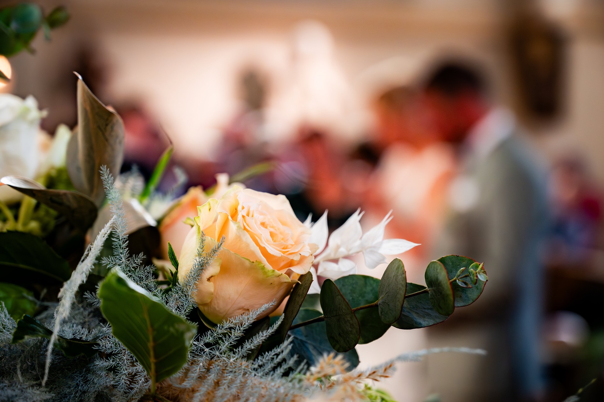 Décor d'église pour un mariage photographié par Studio ROSALF